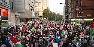İngiltere’de binlerce kişi Gazze’de ateşkes için yürüdü